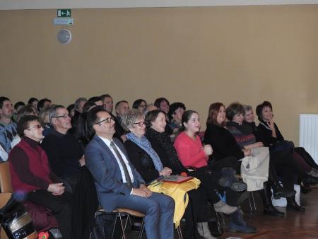 Novoustanovljena razkriška gledališka skupina Vužgeci s svojo premierno predstavo navdušila občinstvo 18